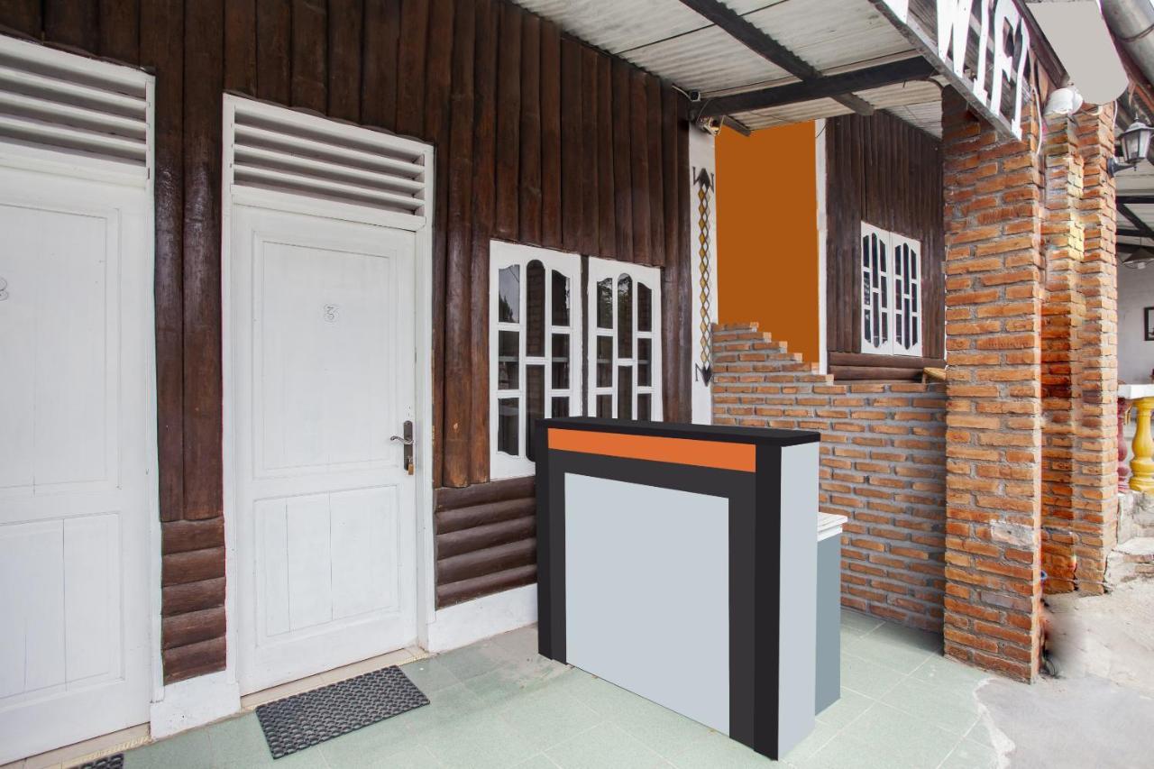 Oyo Flagship 2799 Berastagi Backpacker Rooms Exterior photo