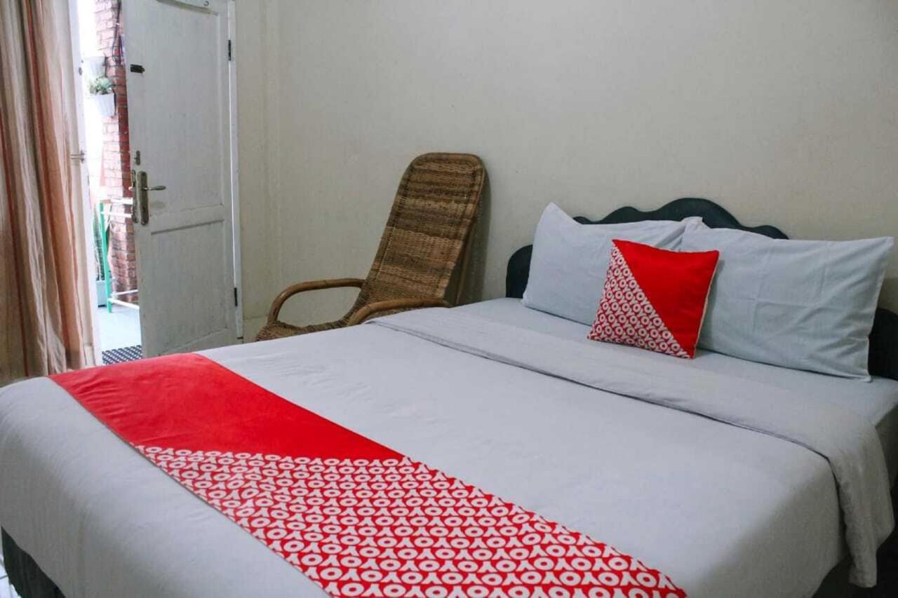 Oyo Flagship 2799 Berastagi Backpacker Rooms Exterior photo