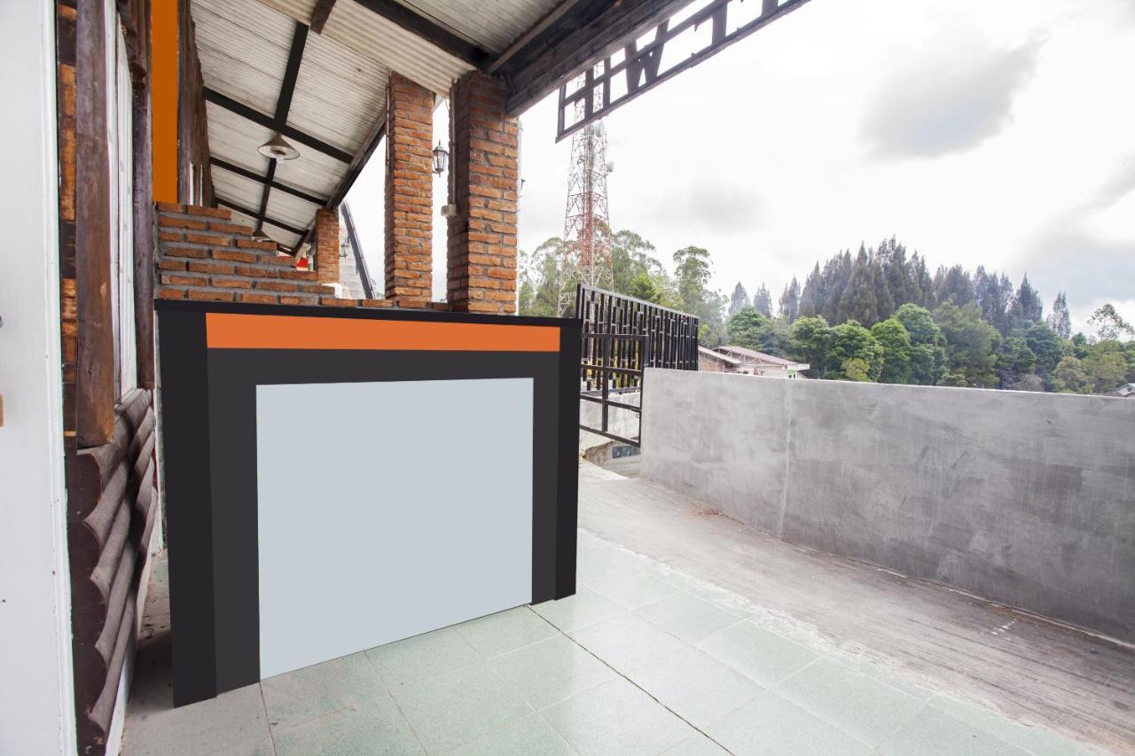 Oyo Flagship 2799 Berastagi Backpacker Rooms Exterior photo