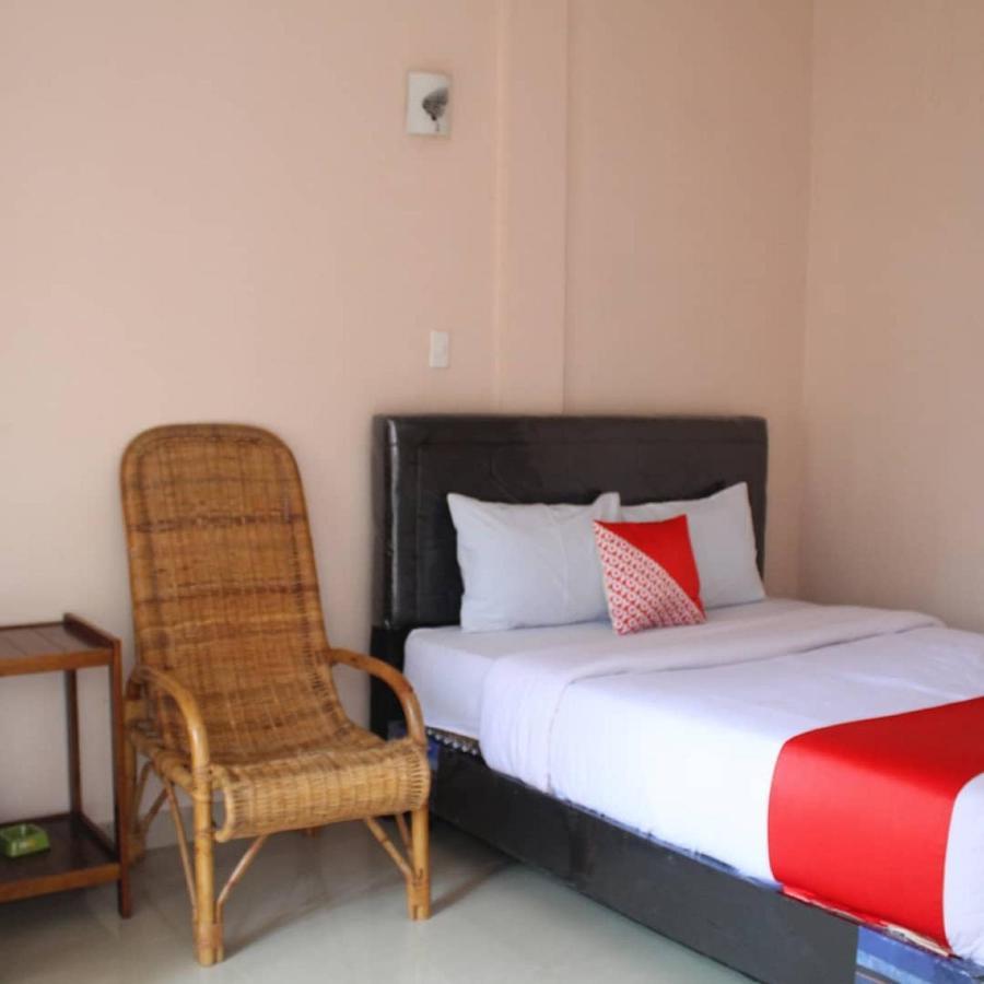 Oyo Flagship 2799 Berastagi Backpacker Rooms Exterior photo