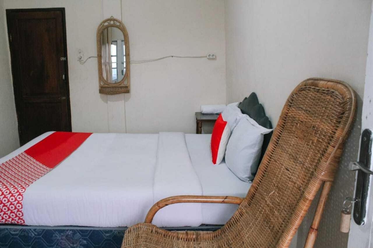 Oyo Flagship 2799 Berastagi Backpacker Rooms Exterior photo